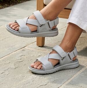 UGG Union Strap Sandals EUC ❤️